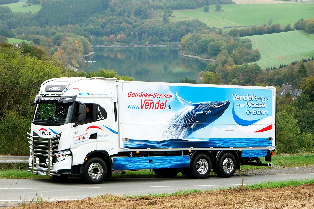 Der Vendel-Liner: IVECO 26-Tonner LKW mit Walmotiv vor der Landschaft